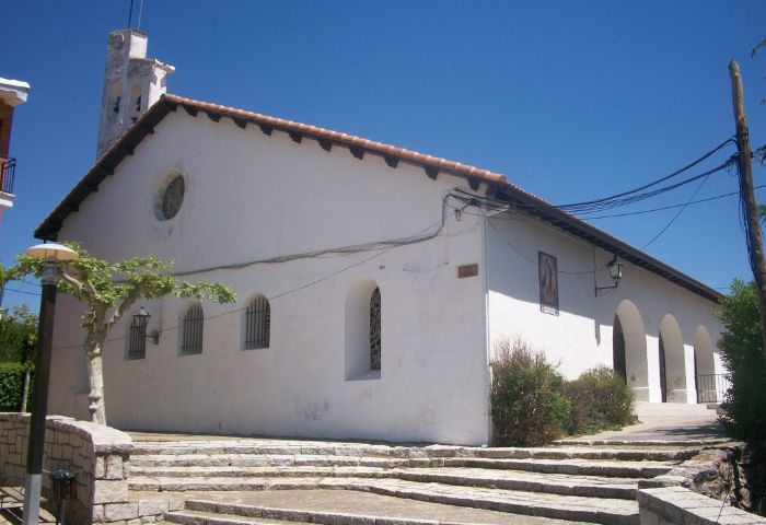 La iglesia de Villavieja del Lozoya está restaurada sobre los restos de una iglesia medieval que se destruyó en la Guerra Civil. Antiguamente, estaba rodeada por un cementerio que se trasladó a las afueras del pueblo.