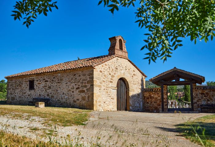 La ermita de Nuestra Señora de los Dolores se erige cerca del camposanto de Horcajuelo, a unos 500 metros del pueblo, al otro lado del arroyo Grande.  [...]