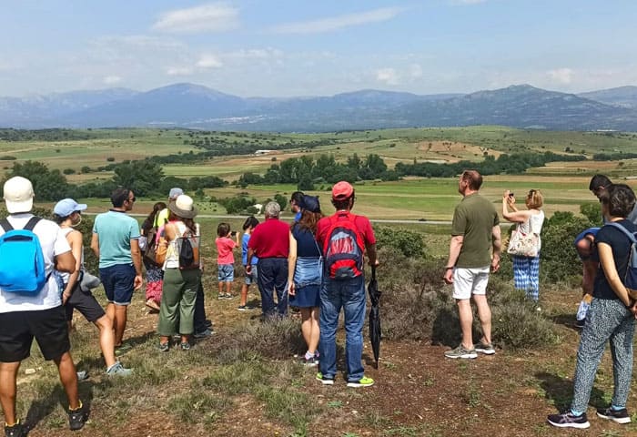 familias mirando el cultivo en Viña Bardela