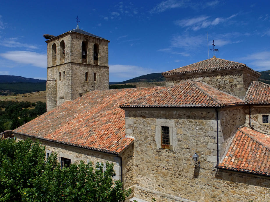 Vista de la Iglesia de Braojos, mostrando su arquitectura y detalles históricos.