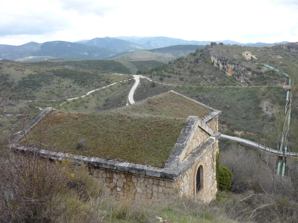 Perspectiva desde lo alto de un monte, donde se aprecian casetas cercanas.