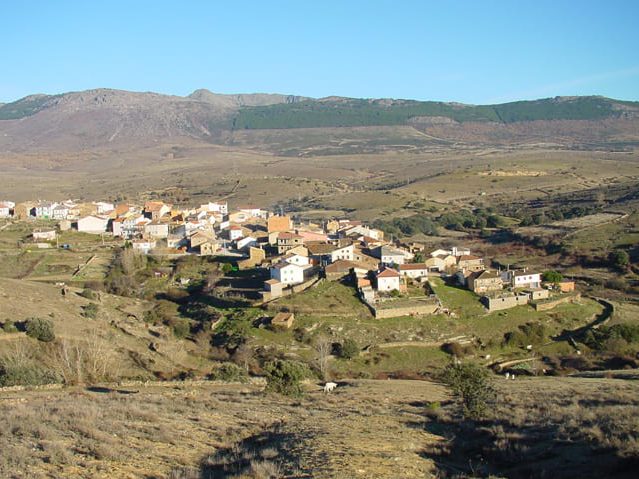 Panorámica del pueblo de Paredes desde una distancia, destacando su arquitectura y paisaje.