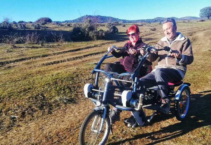 Dos personas disfrutando de un paseo en una bicicleta