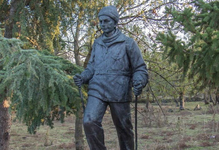 Vista de una escultura de una persona, destacando sus detalles y expresión artística.