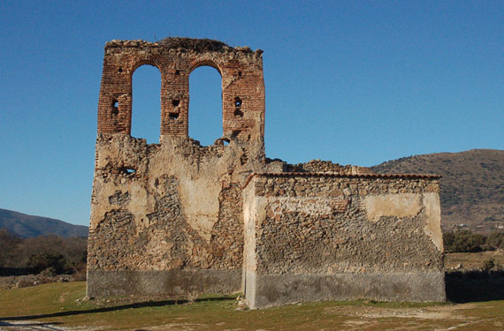 Vista de las ruinas de la Heredad de Santiago con un fondo de cielo azul.