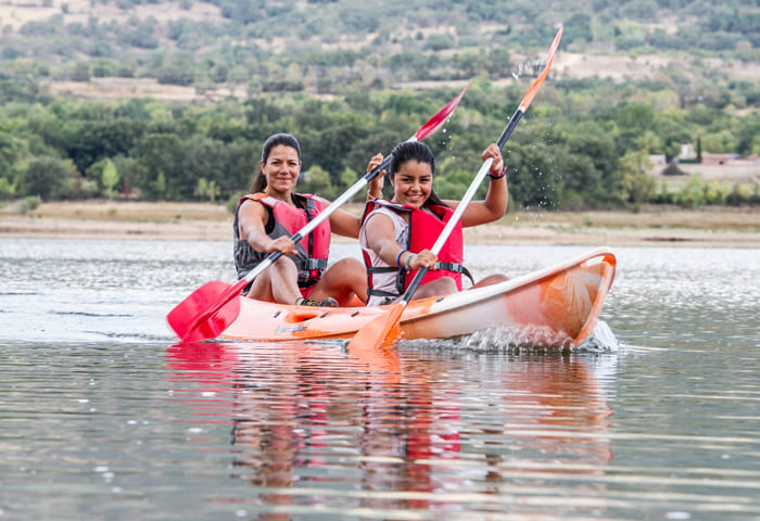 personas en piraguas en un embalse