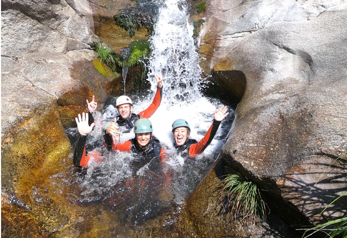 personas disfrutando debajo de una pequeña cascada en Madrid