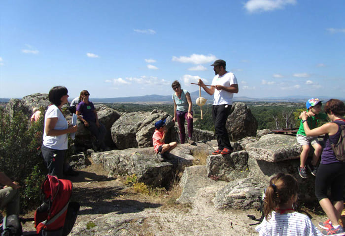 Grupo de personas realizando actividades creativas al aire libre.