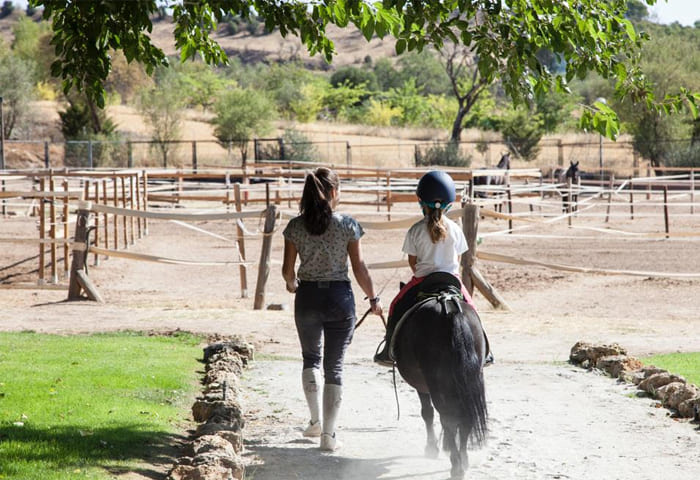 paseo en pony en la finca Equilibrium