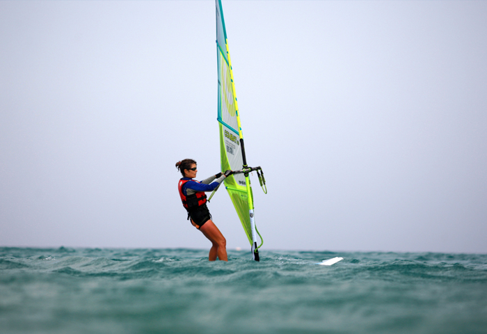 persona practicando windsurf