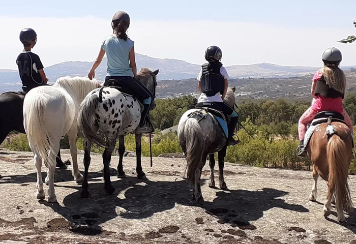 niños montando ponis en el pony club robin creek