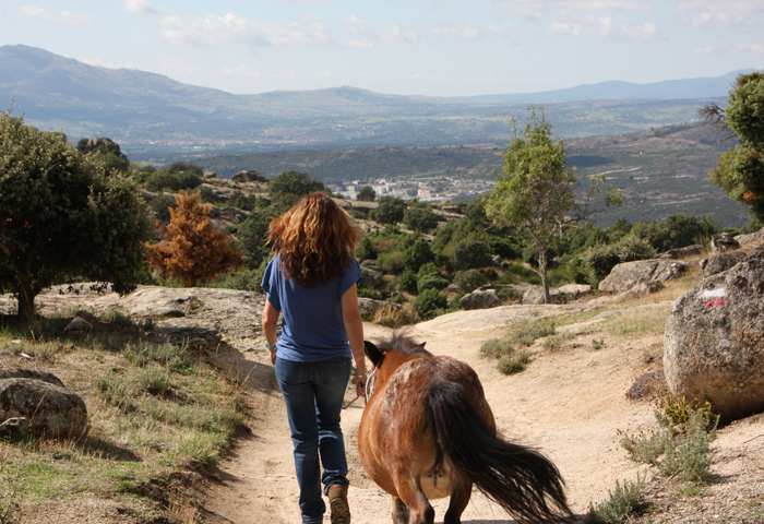 persona con un pony en el pony club robin creek