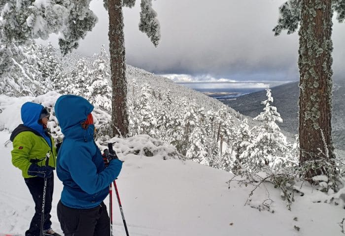 personas en la nieve