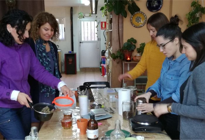 personas participando en un curso de jabones en Espacio Inquietudes