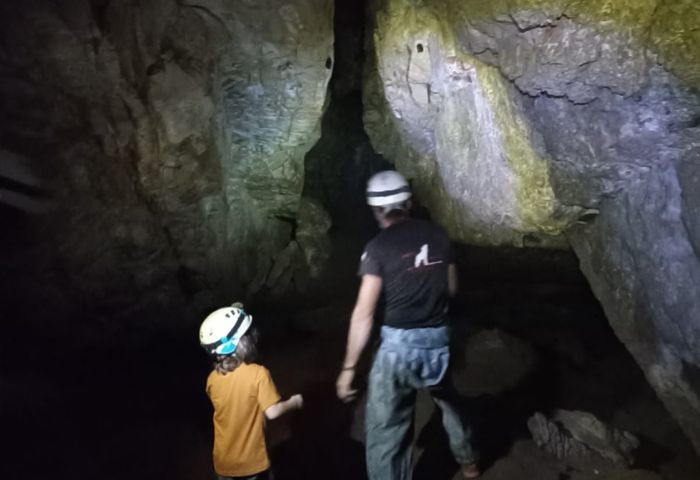 familia practicando escalada y espeleología