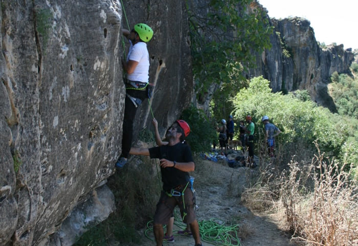 Monitor con alumno en el bautismo de escalada