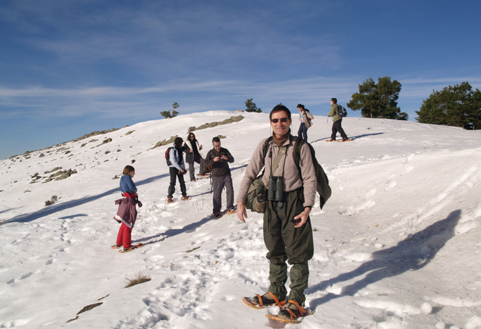 persona de excursión en la nieve