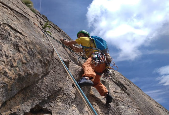 personas en un bautismo de escalada