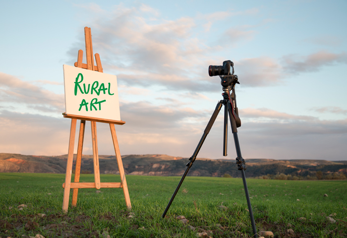 imagen de una cámara delante de un cuadro que pone rural art