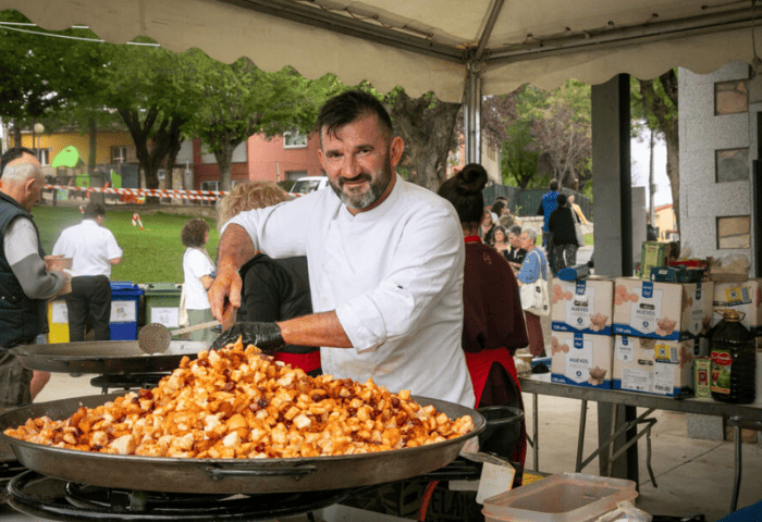 Cocinero cortando comida