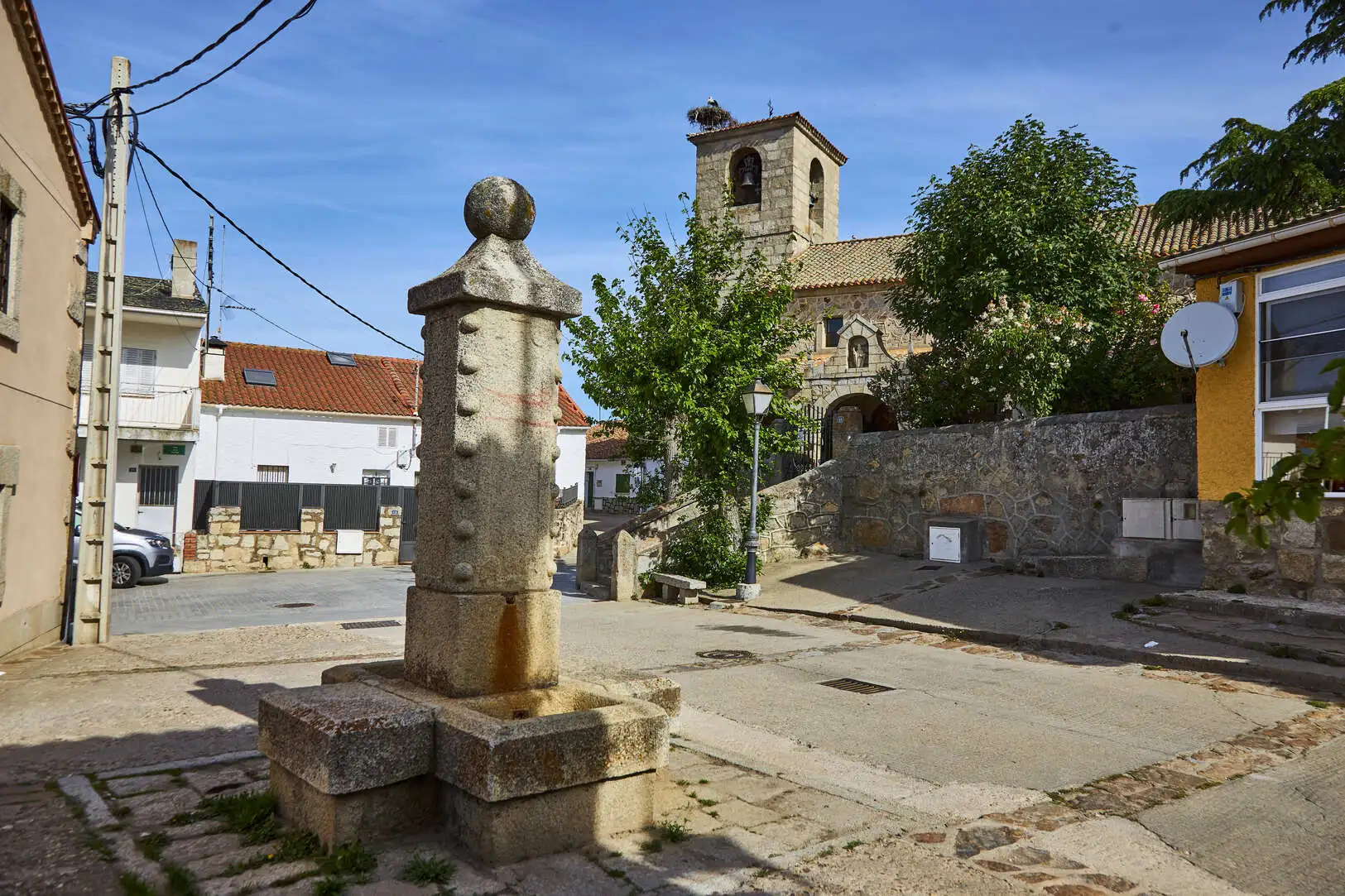 Iglesia y fuente