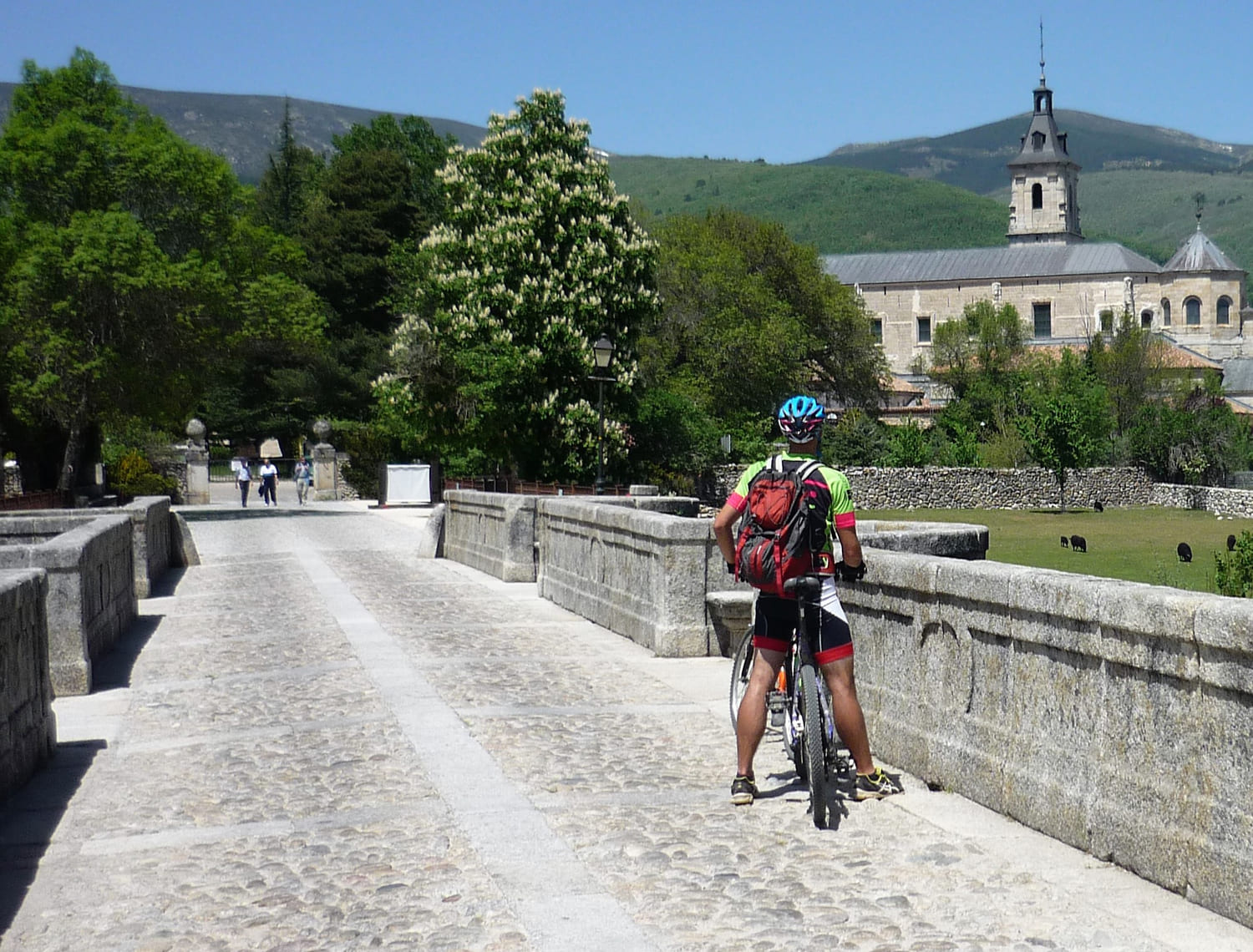 Ciclista en un puente