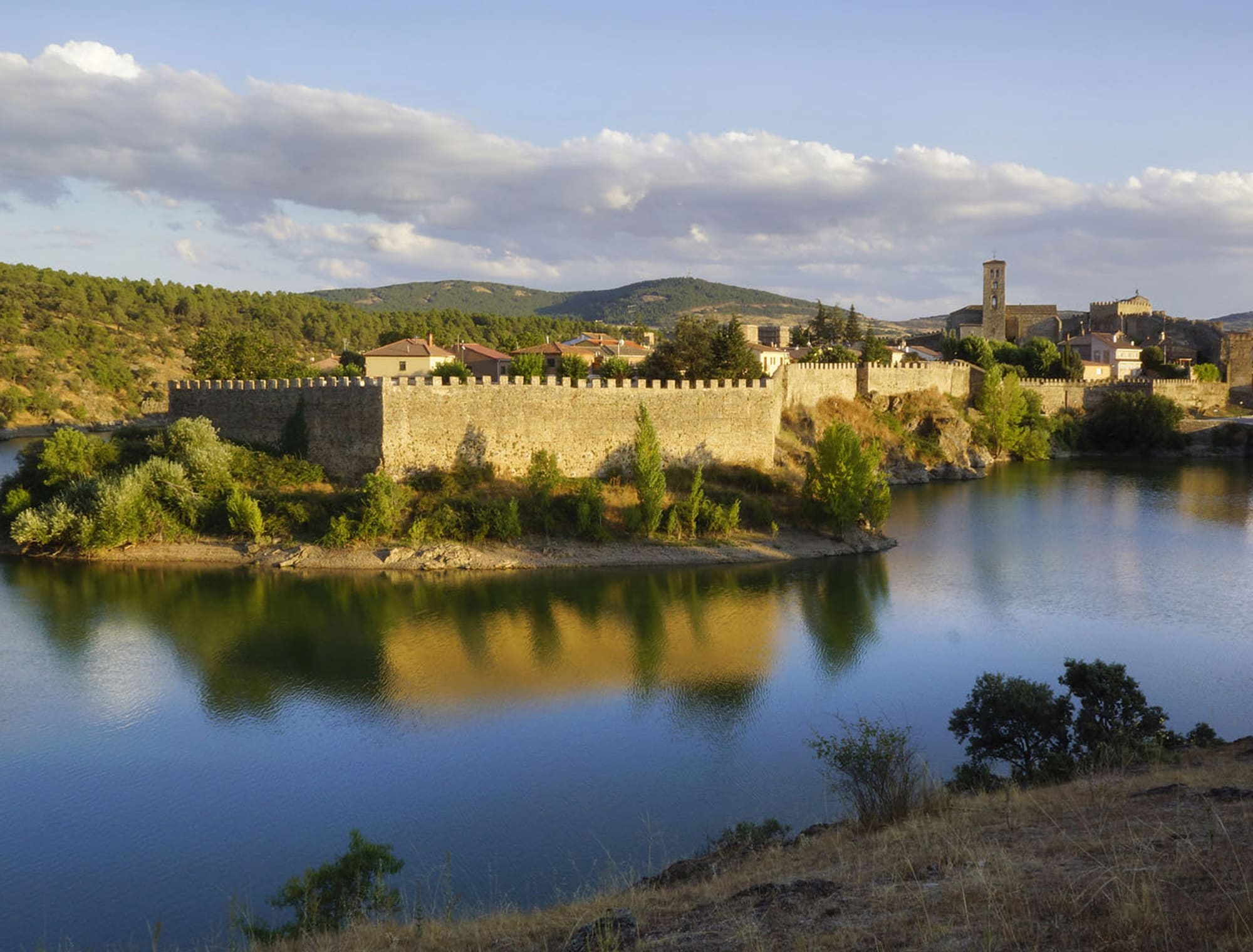 Muralla al lado del rio