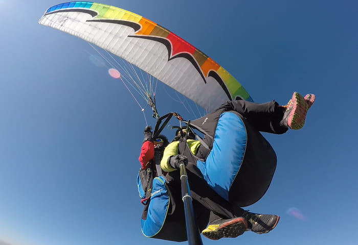 Plan de senderismo y volando en parapente biplaza