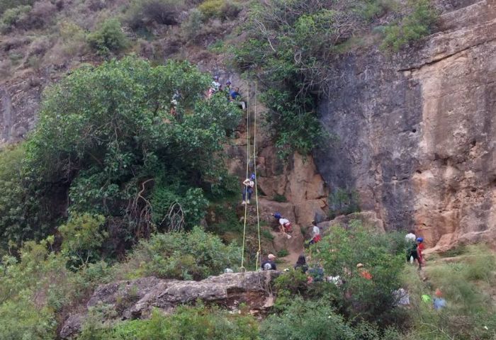 Personas escalando