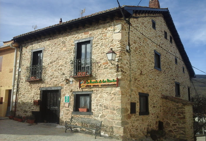 alojamientos-la-acebeda-la-posada-de-los-vientos-fachada