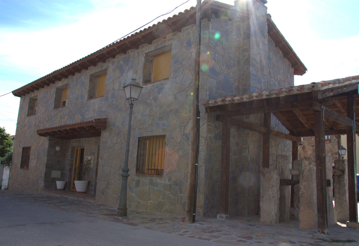 alojamientos-lozoyuela-los-gemelos-exterior