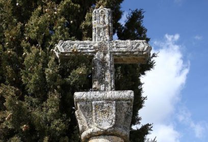 Cruz de piedra del cementerio – Redueña